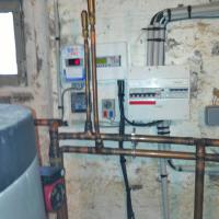 Pompe à chaleur air/eau, tuyauterie avec purgeur devant les disjoncteurs électriques devenus inaccessible + risque de dommage électrique